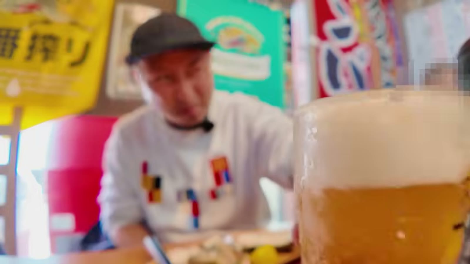 運ばれてきたちゃんぽんを前に乾杯する場面