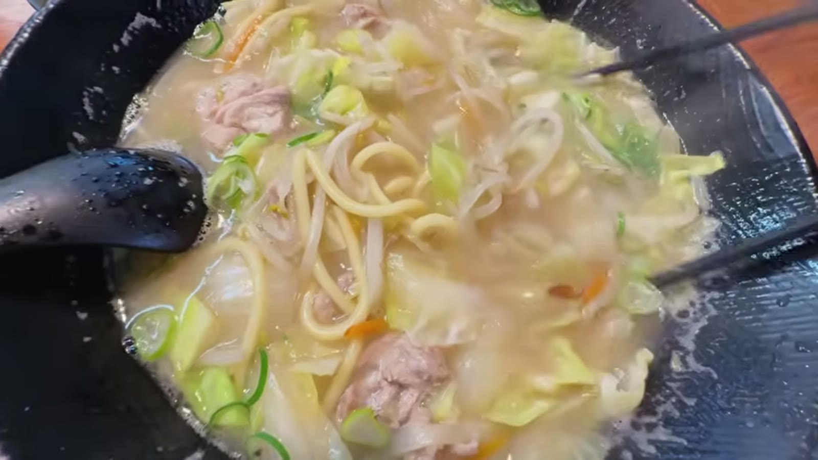 ハイボールを飲みながらの食卓の風景