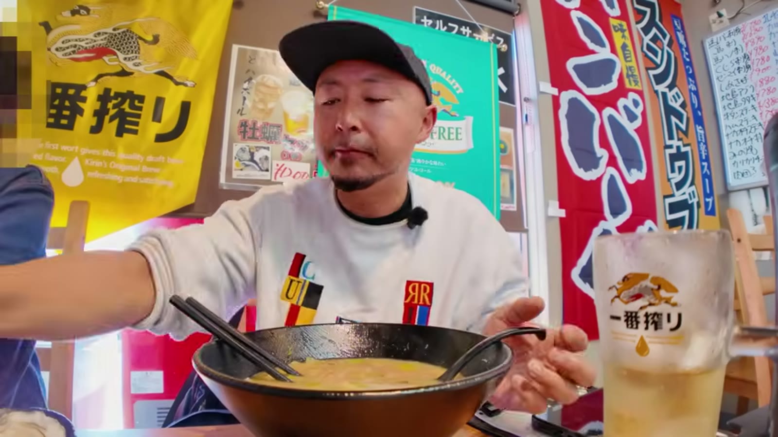 料理を追加で注文するやり取りの場面