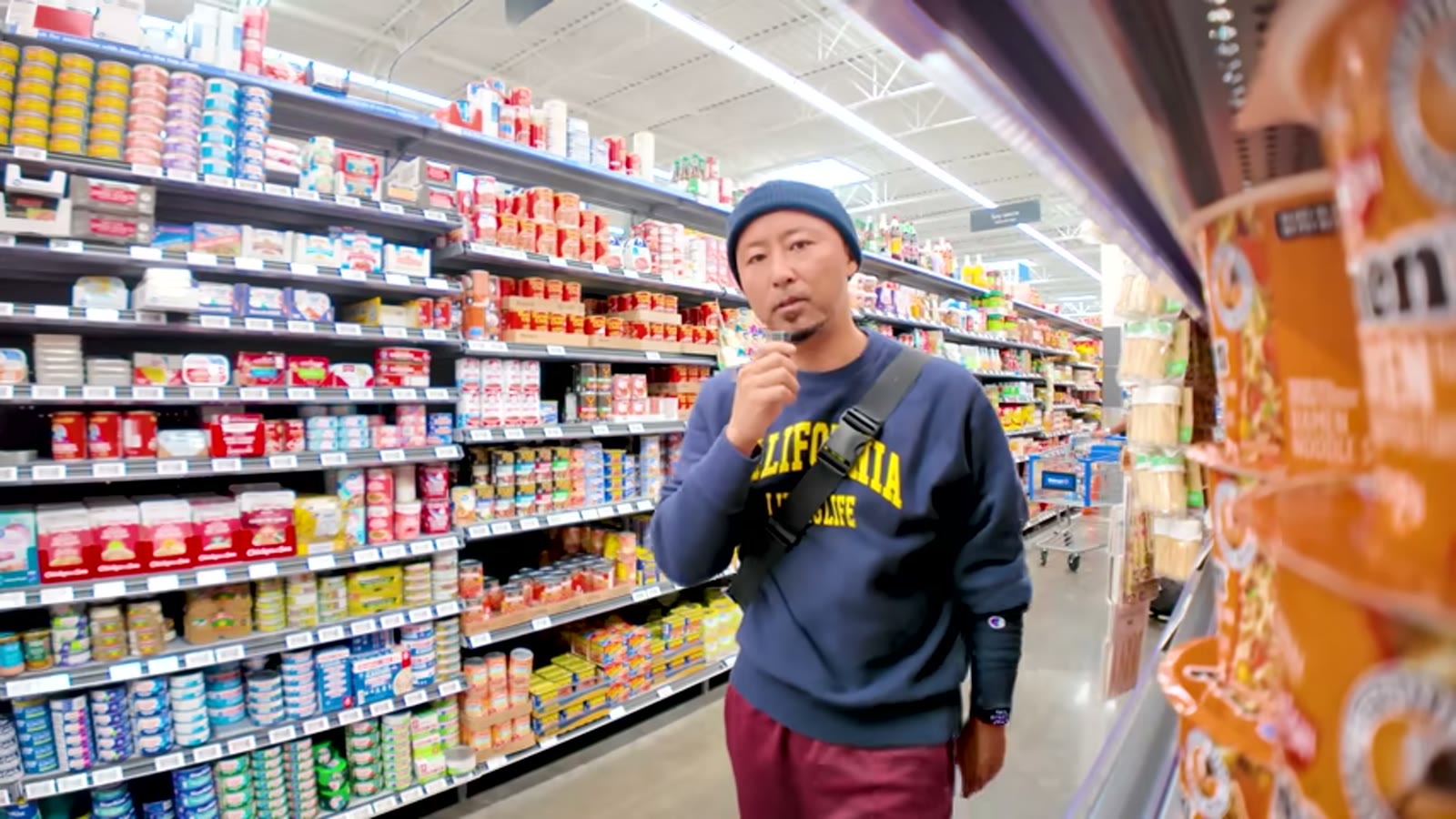 ウォルマート店内、加工食品が並ぶ棚