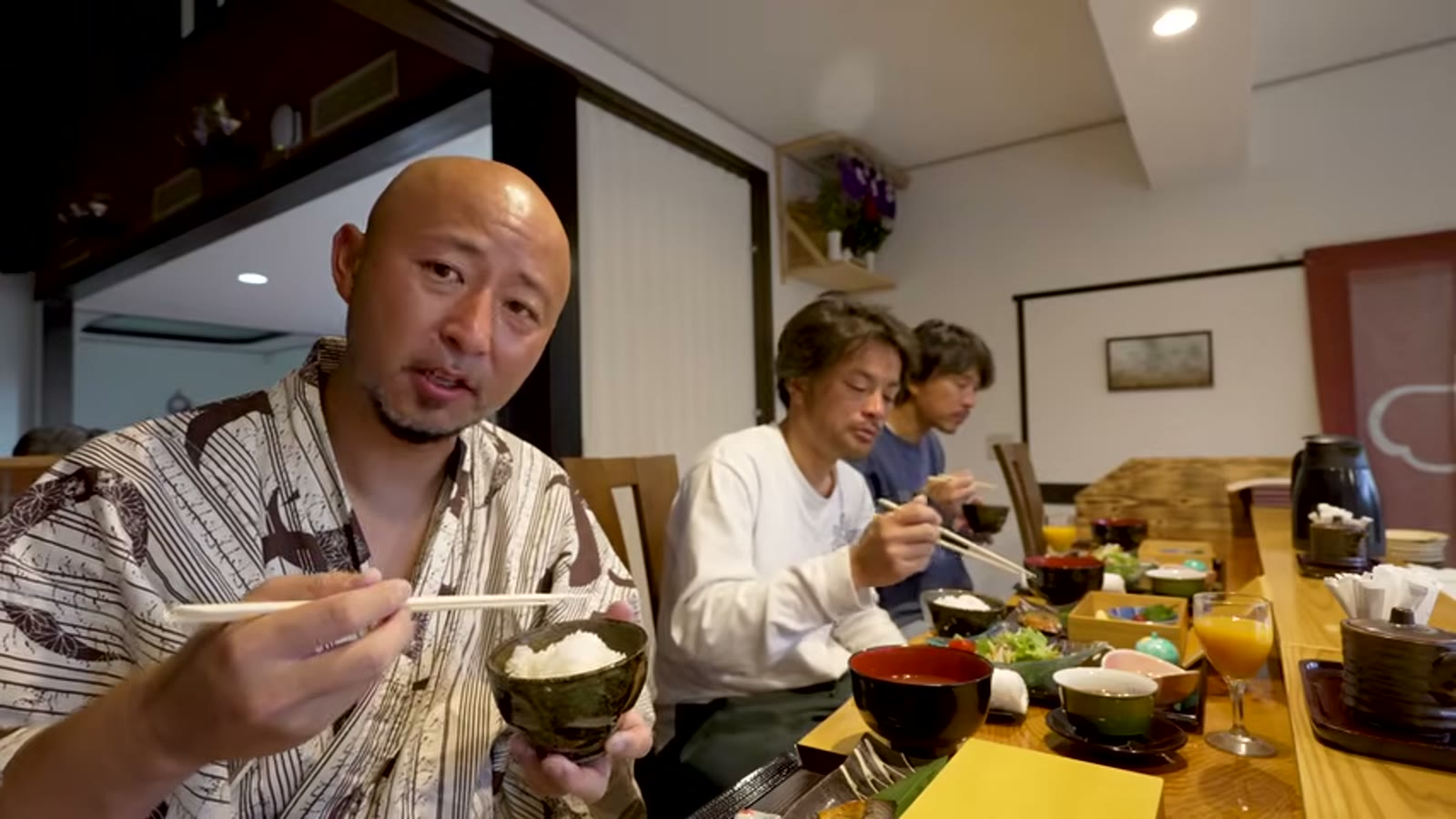 湯気の立つ朝食にお箸が止まらない様子