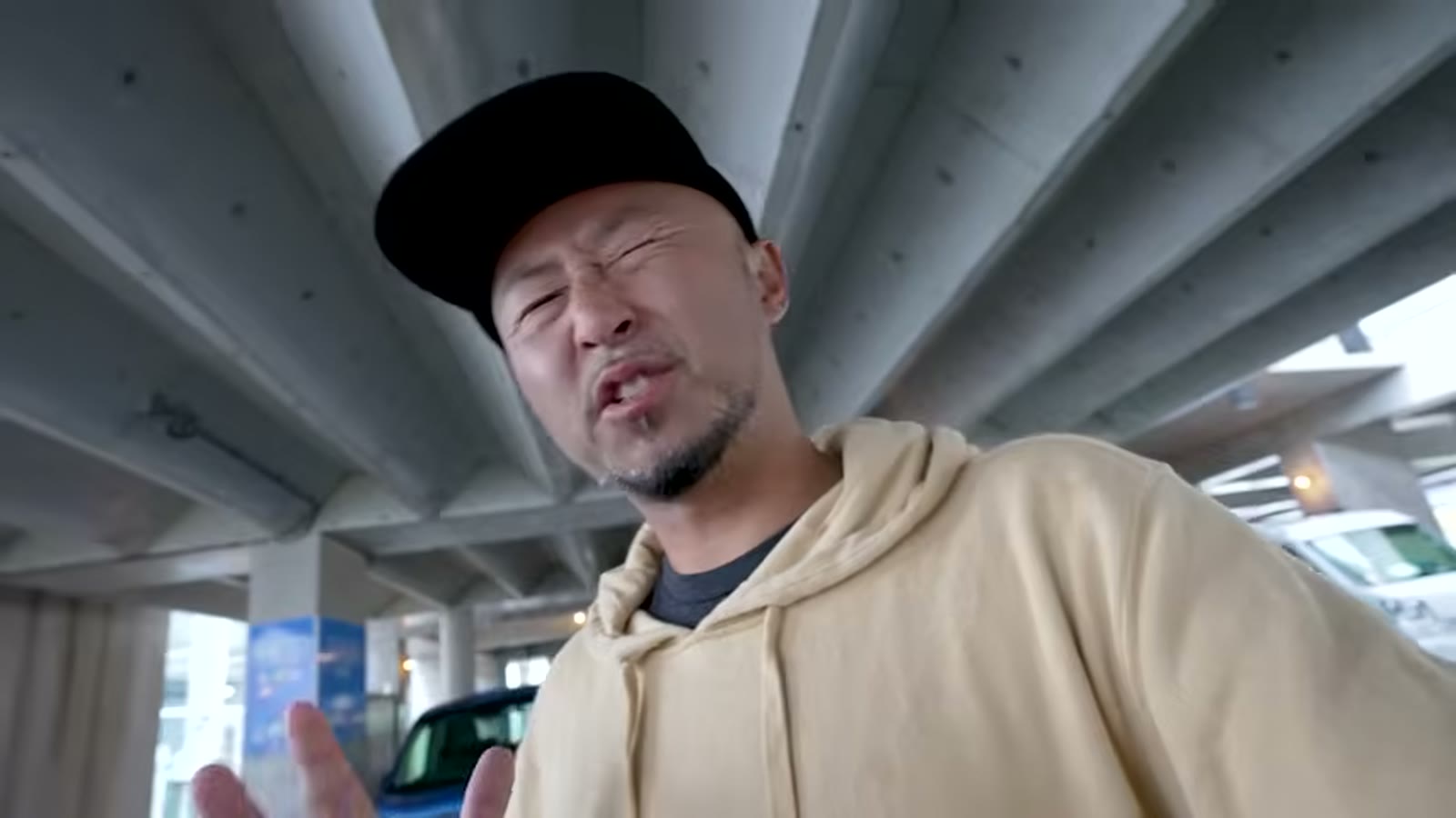 透き通った青い海に入りサーフィン