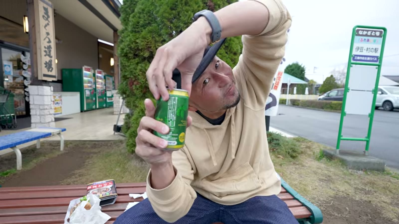 断面から椎茸がのぞくバーガーを手に