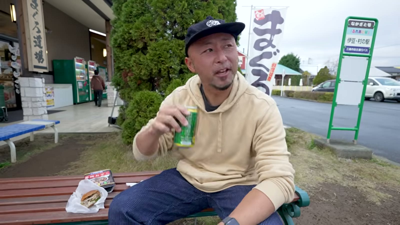 伊豆の地ビールで乾杯するひとこま