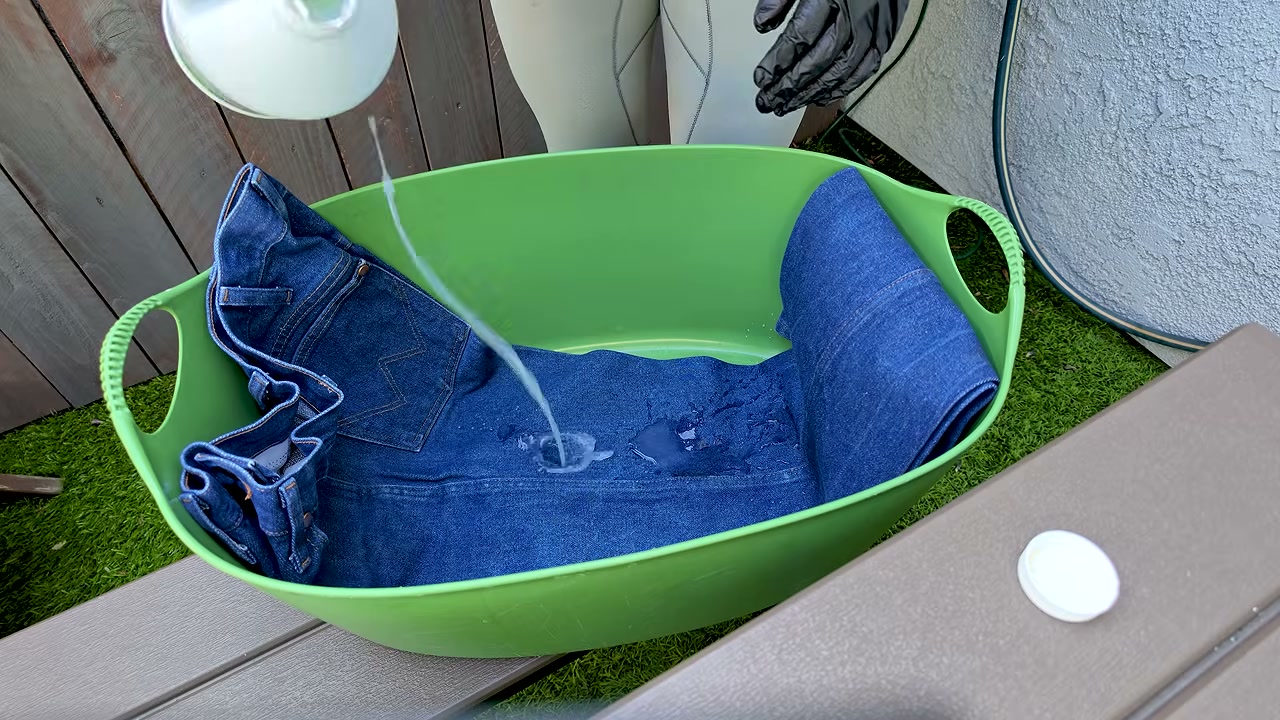 桶に入れて洗濯のりを原液のまま