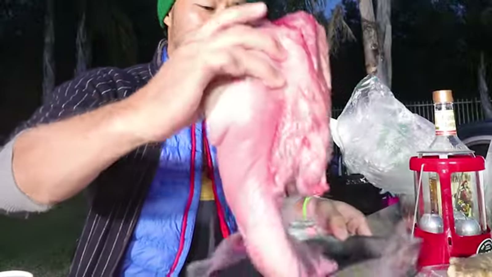 1本まるごとの牛タンの塊を披露