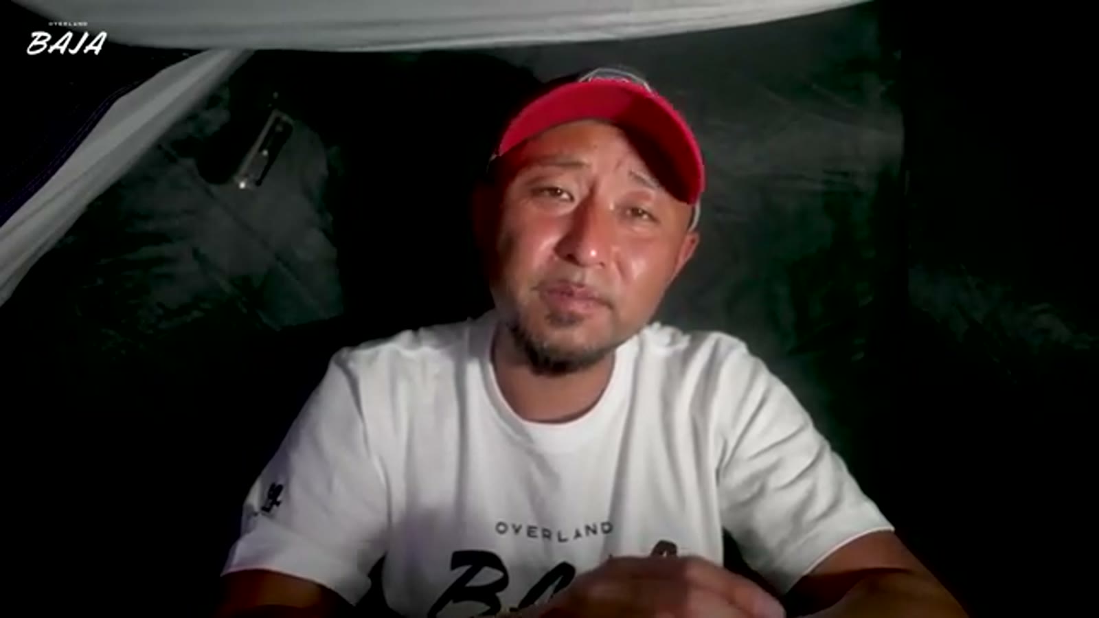 肉を焼きながらビールで乾杯する夜のひととき
