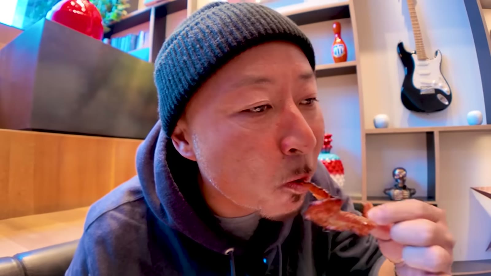 ホテルの階段に腰掛けて朝食を楽しむ