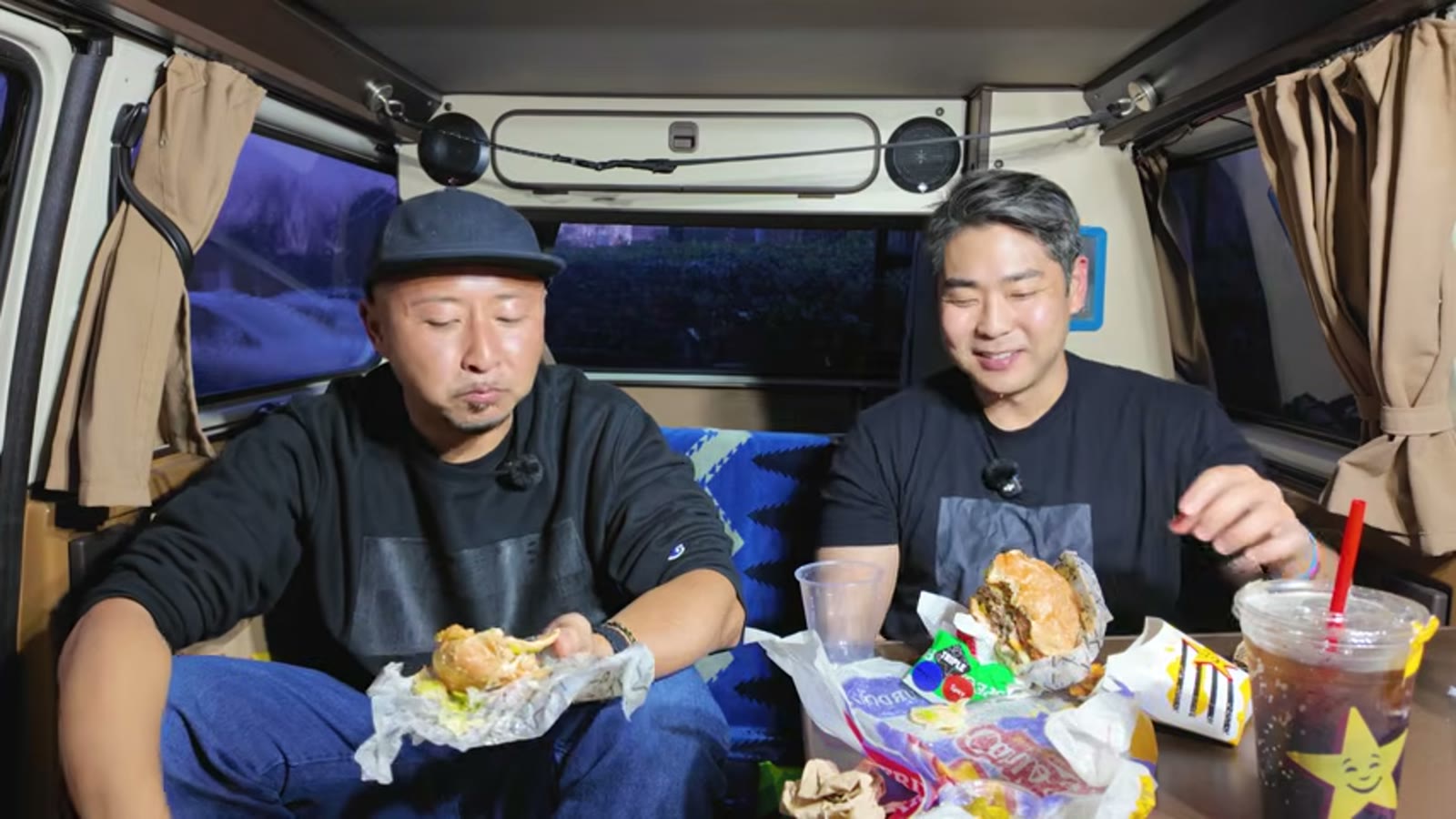 ハラペーニョ入りの辛いソースをかける場面