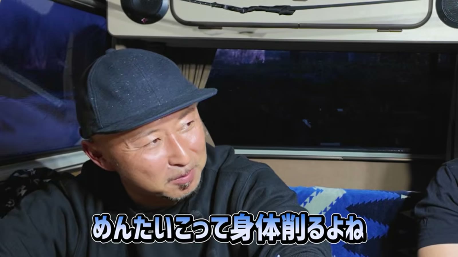 辛さに額の汗を拭いながら食べ進める