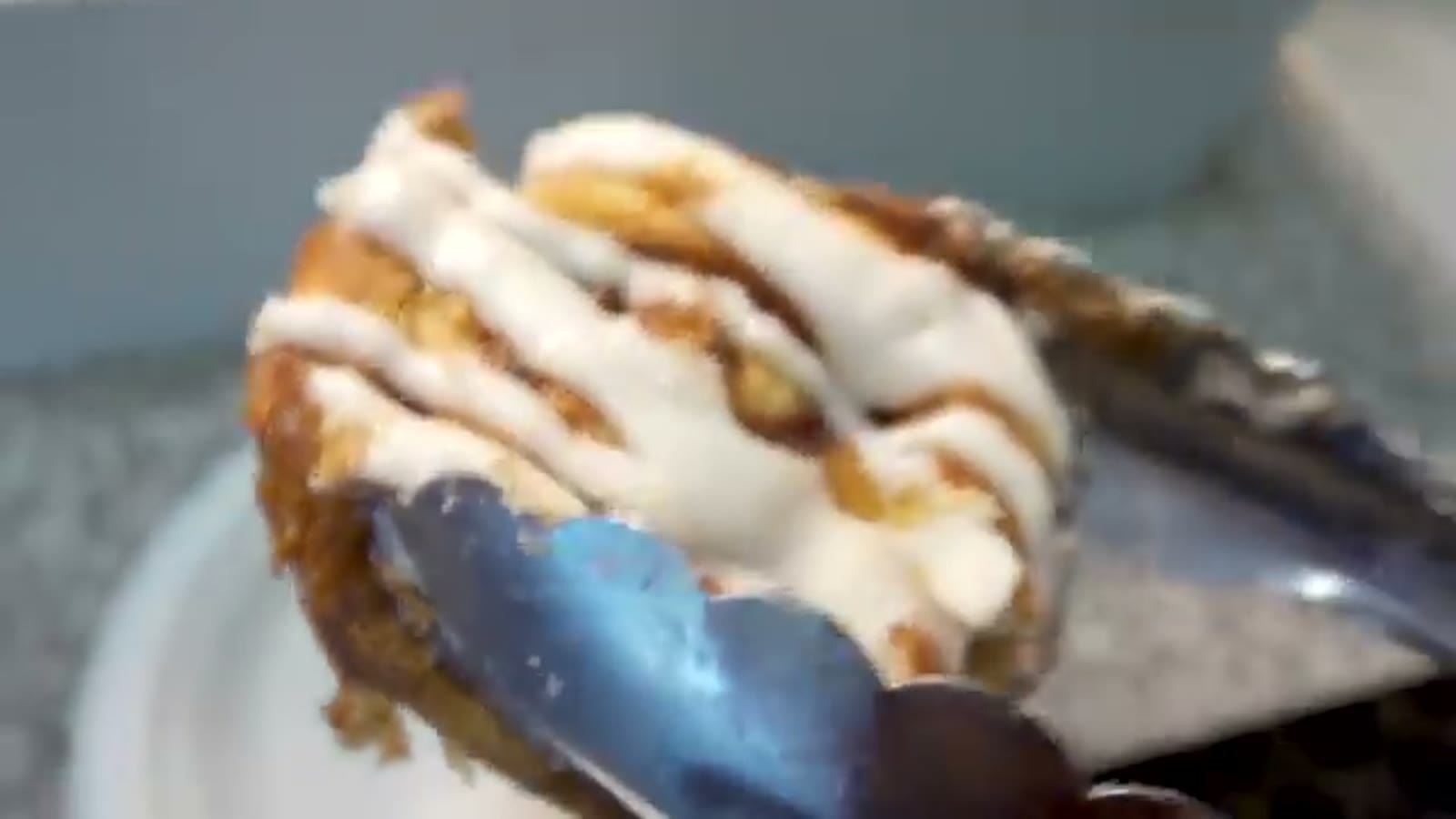 ベーグルやシナモンロールが並ぶパンコーナー