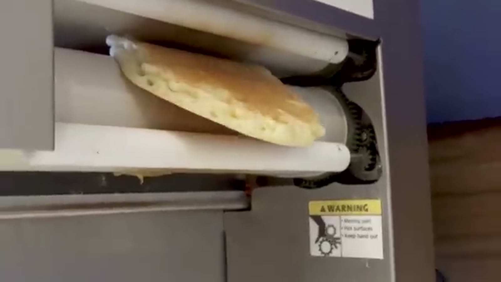 パンケーキメーカーで生地が焼き上がる瞬間