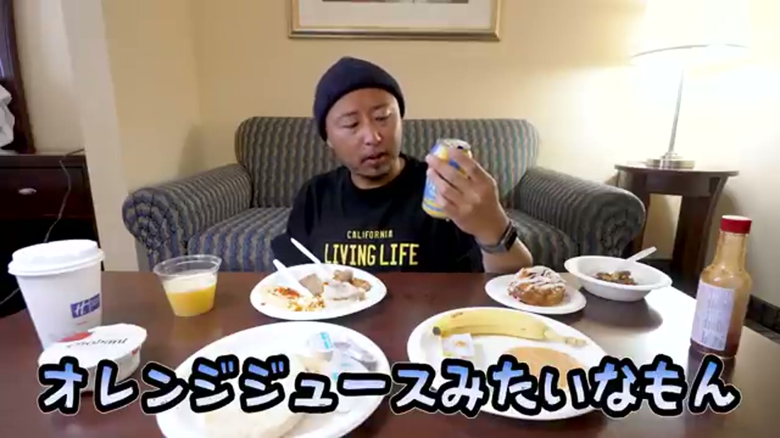 バナナを挟んだ焼き立てパンケーキ