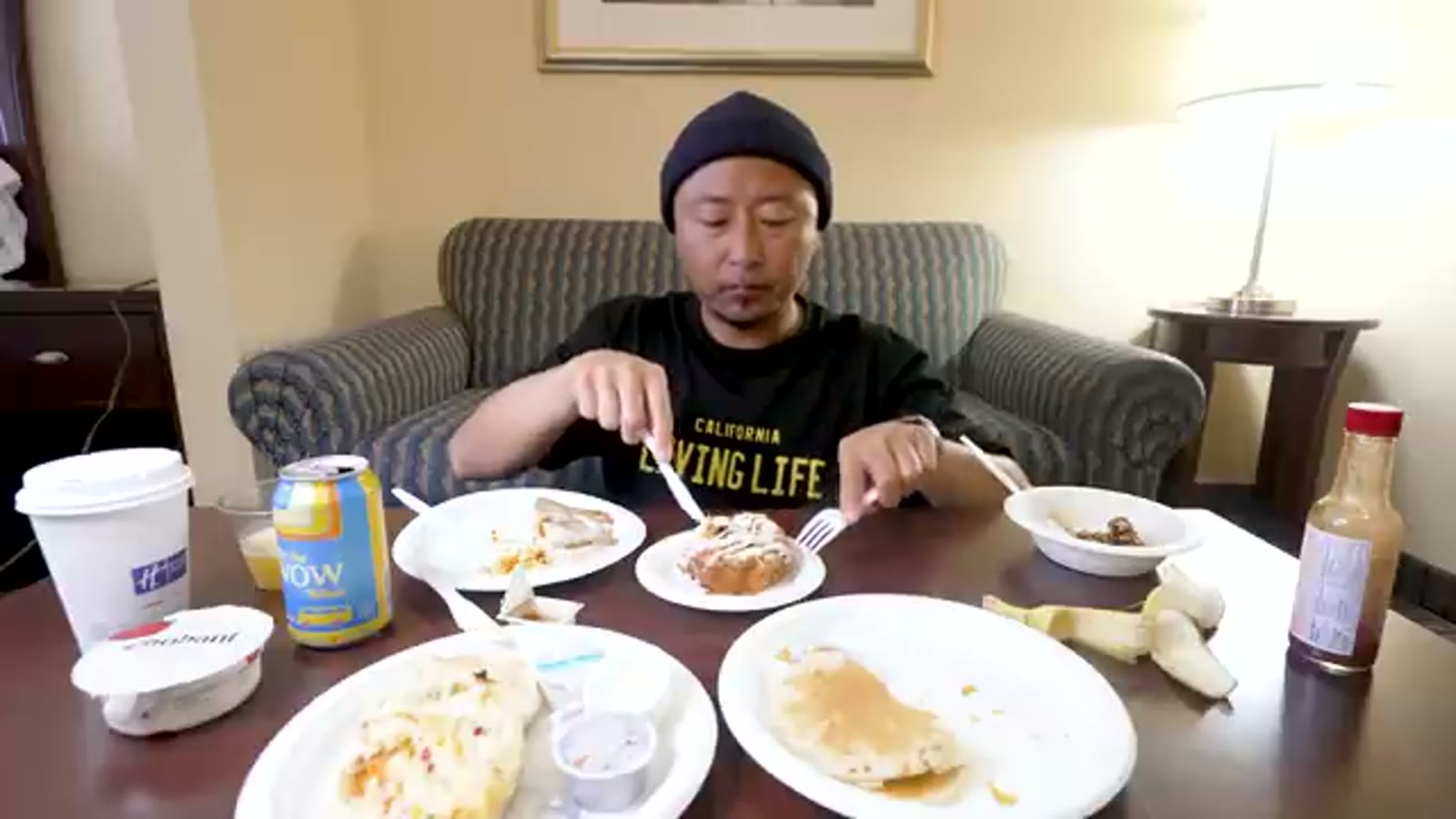 砂糖のアイシングがかかったシナモンロール