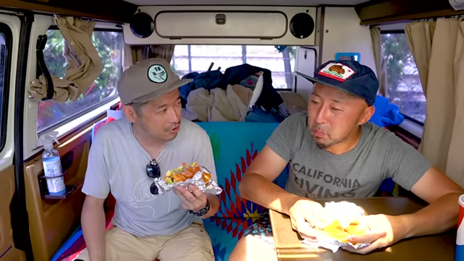 ボリュームのあるバーガーを見せる様子