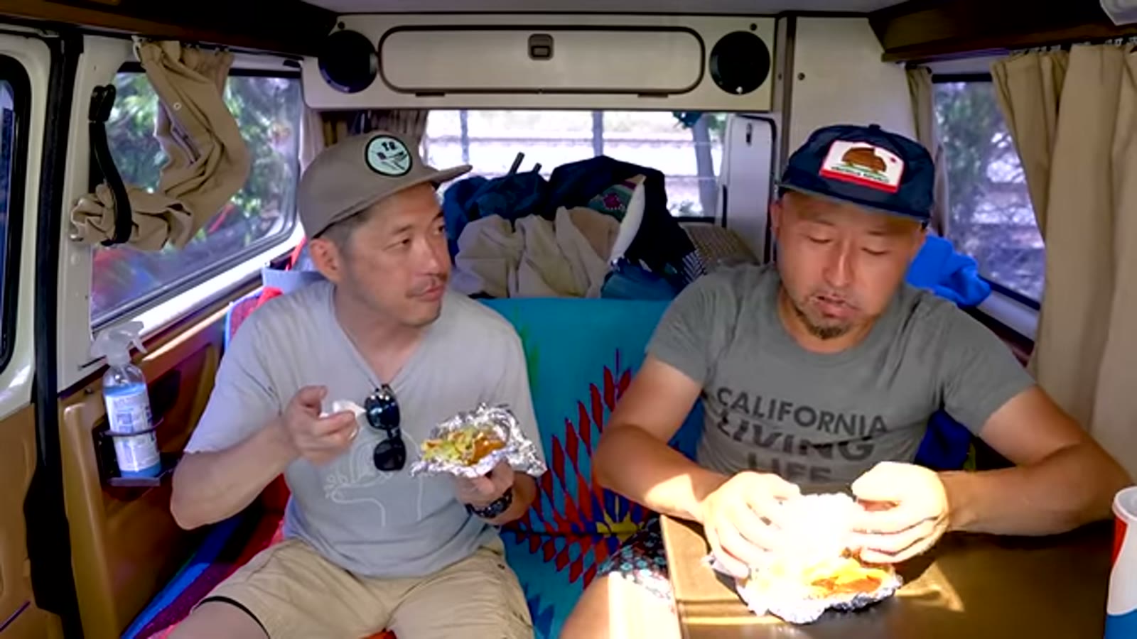 実際にバーガーを食べている場面