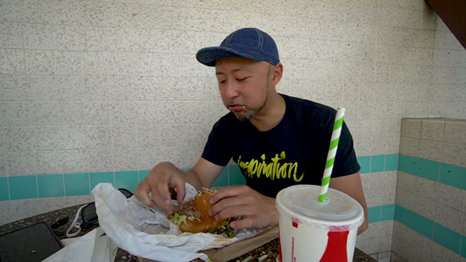 あっさりとした味わいを確かめる様子