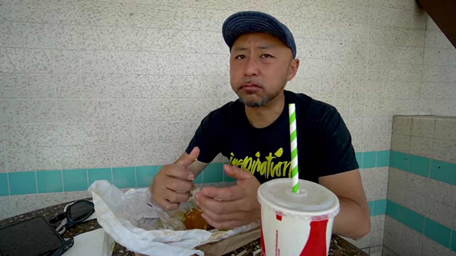 満足そうな表情で食べ進める様子