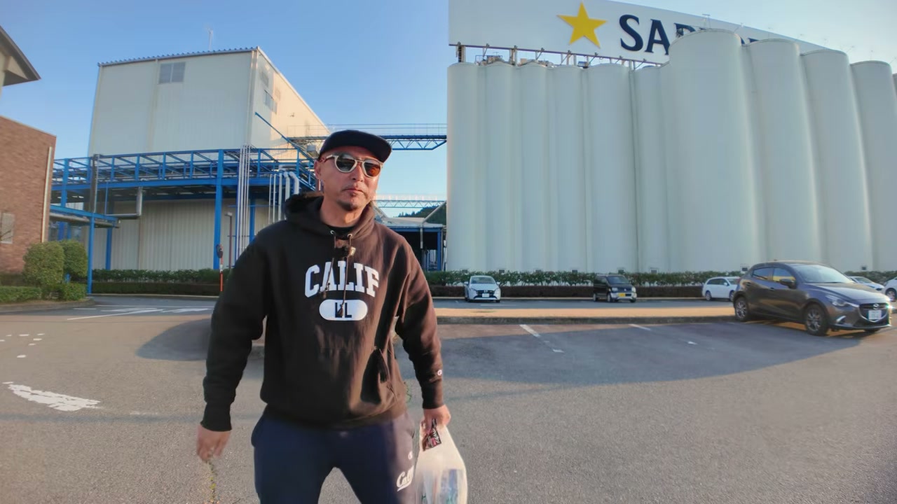 工場の外観。大きなサイロが並びます