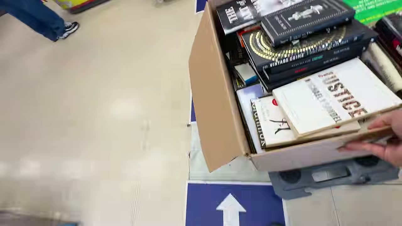 映画関係や哲学の本など。日本語の本はごくわずかでした