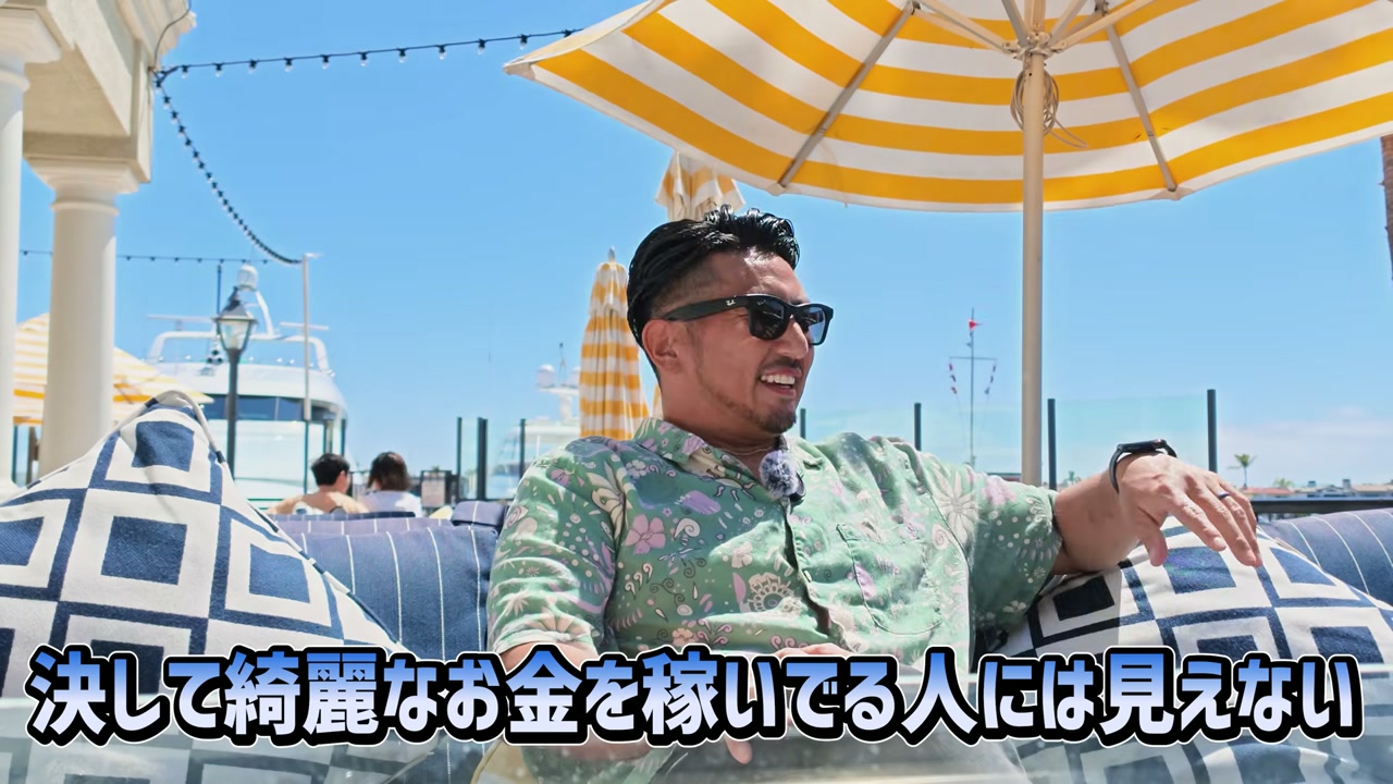 パーティー会場のテラス席。ヤシの木とパラソルで完全にリゾートでした