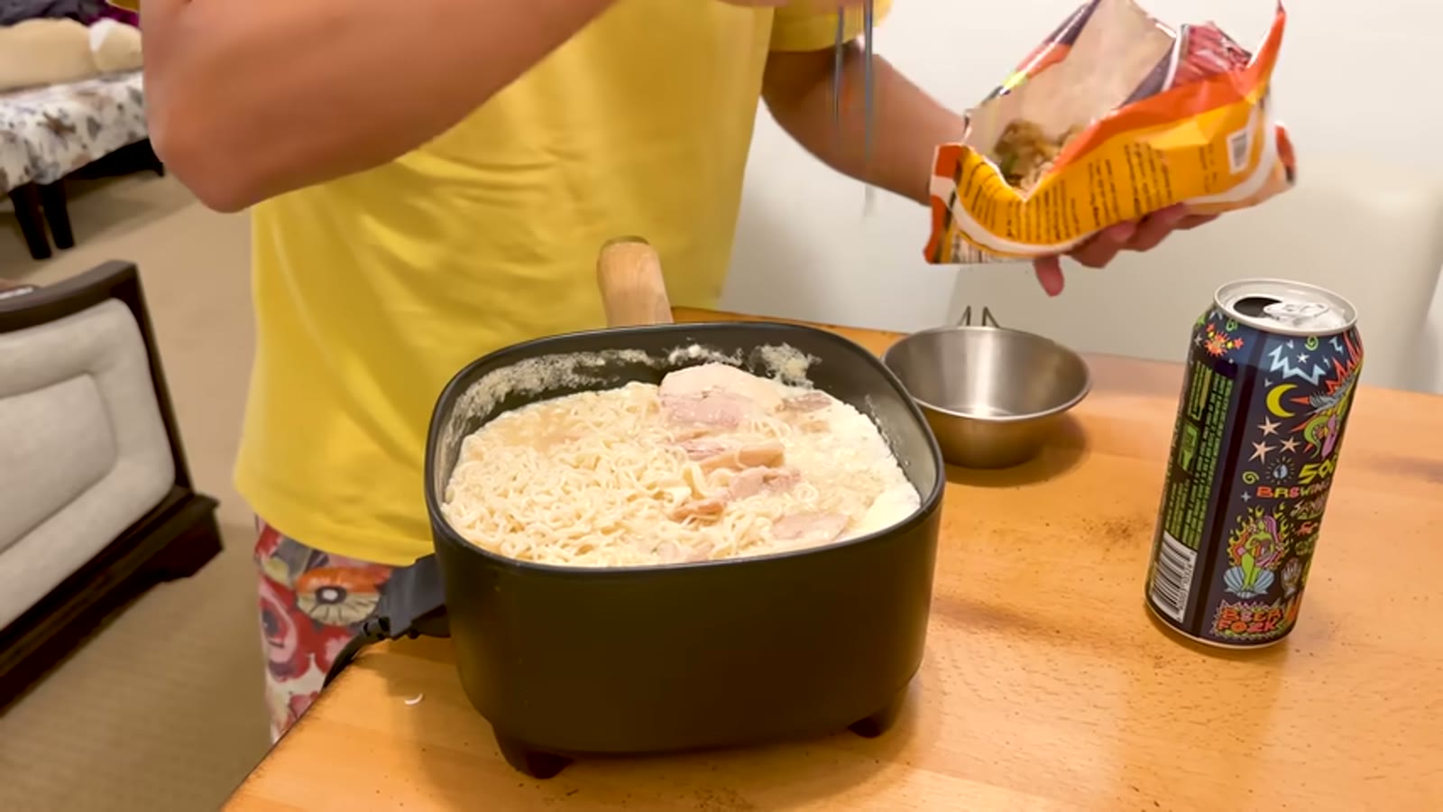 ホテルでチャーハンとラーメンを調理する様子