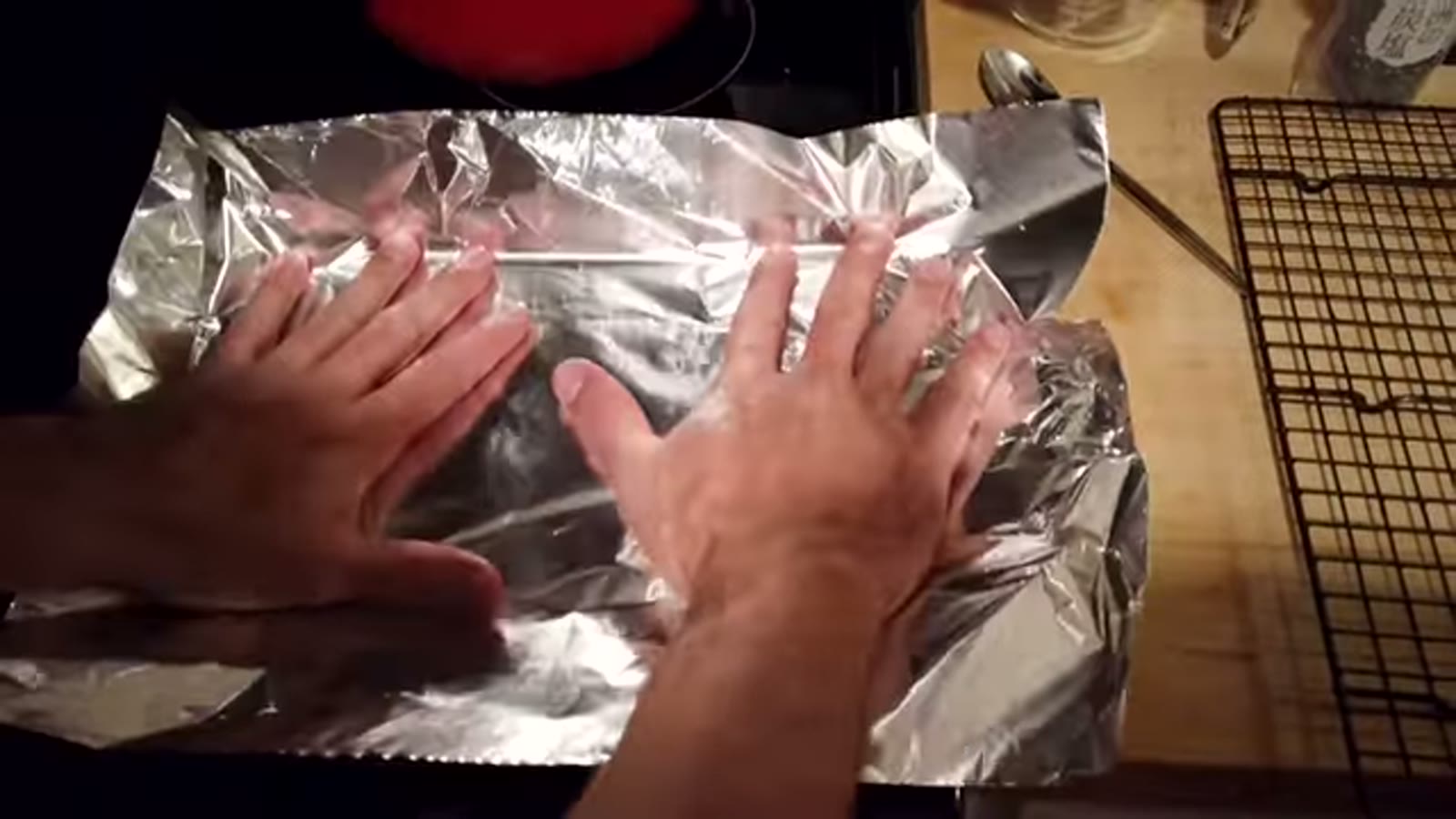 フライパンで両面を焼き付ける様子
