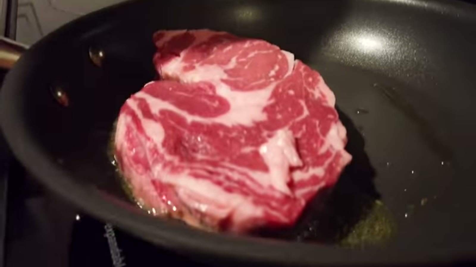焼いた肉をオーブンに入れる瞬間
