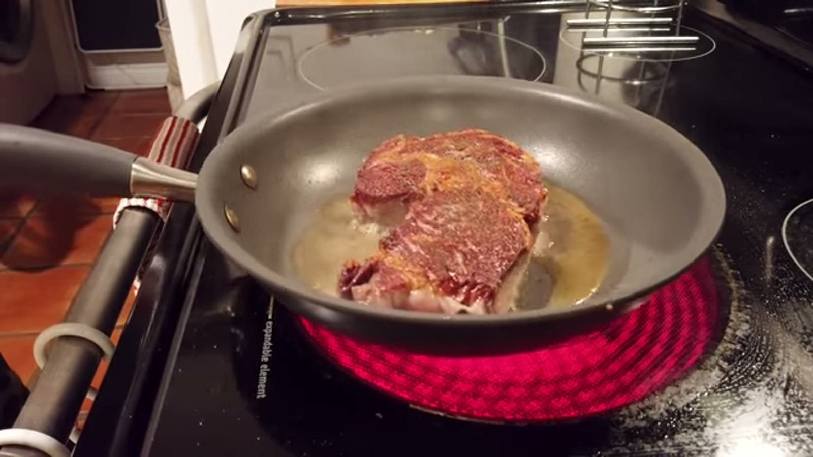 焼き上がった肉にバターを乗せる場面