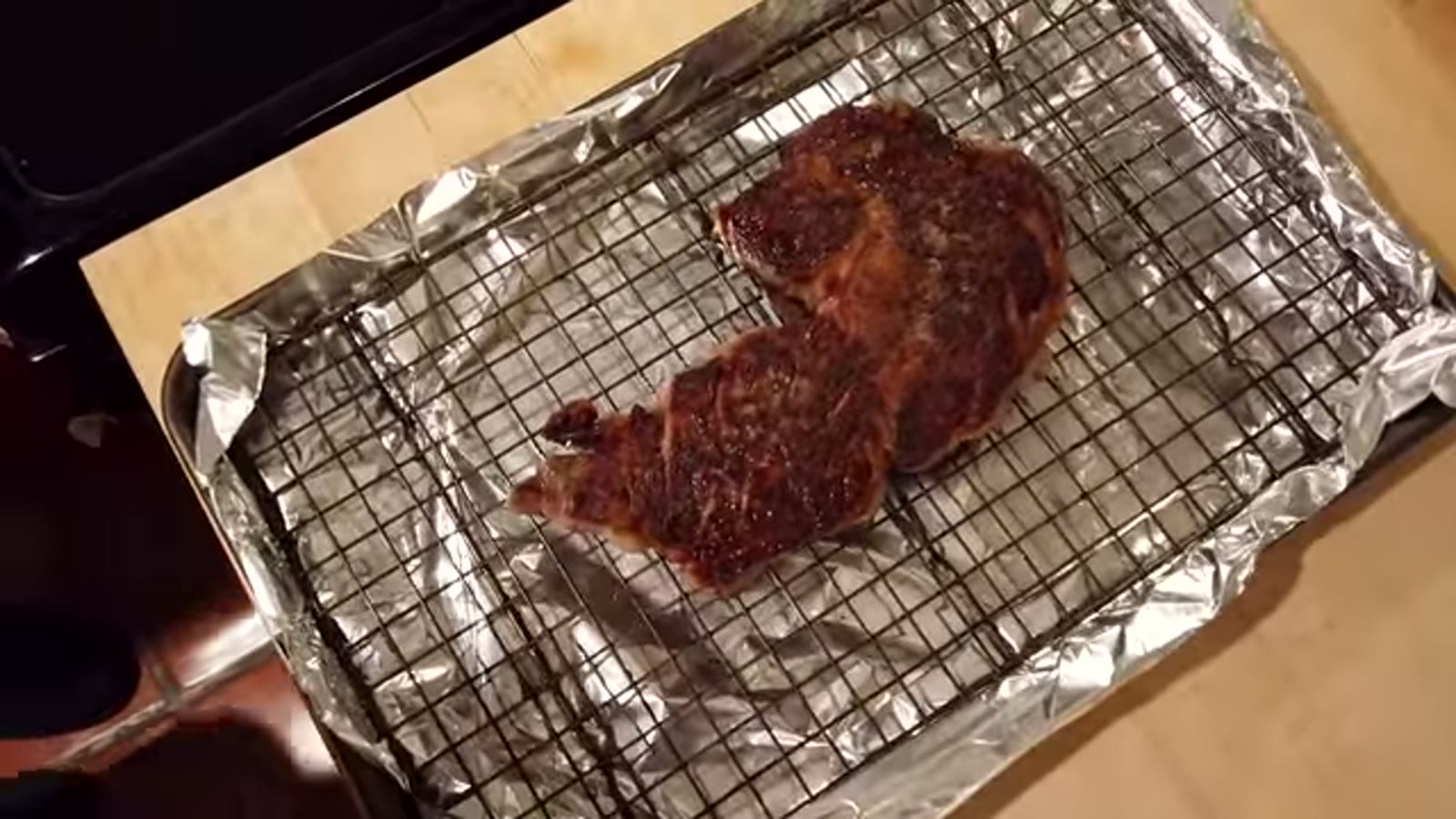 仕上がったステーキを見せる場面