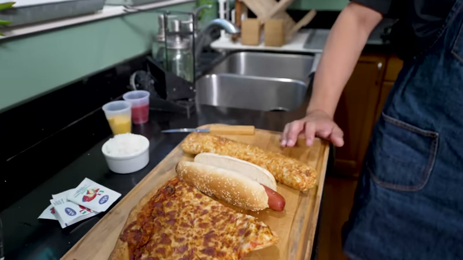 ホットドッグとピザ、チキンベイクが集合