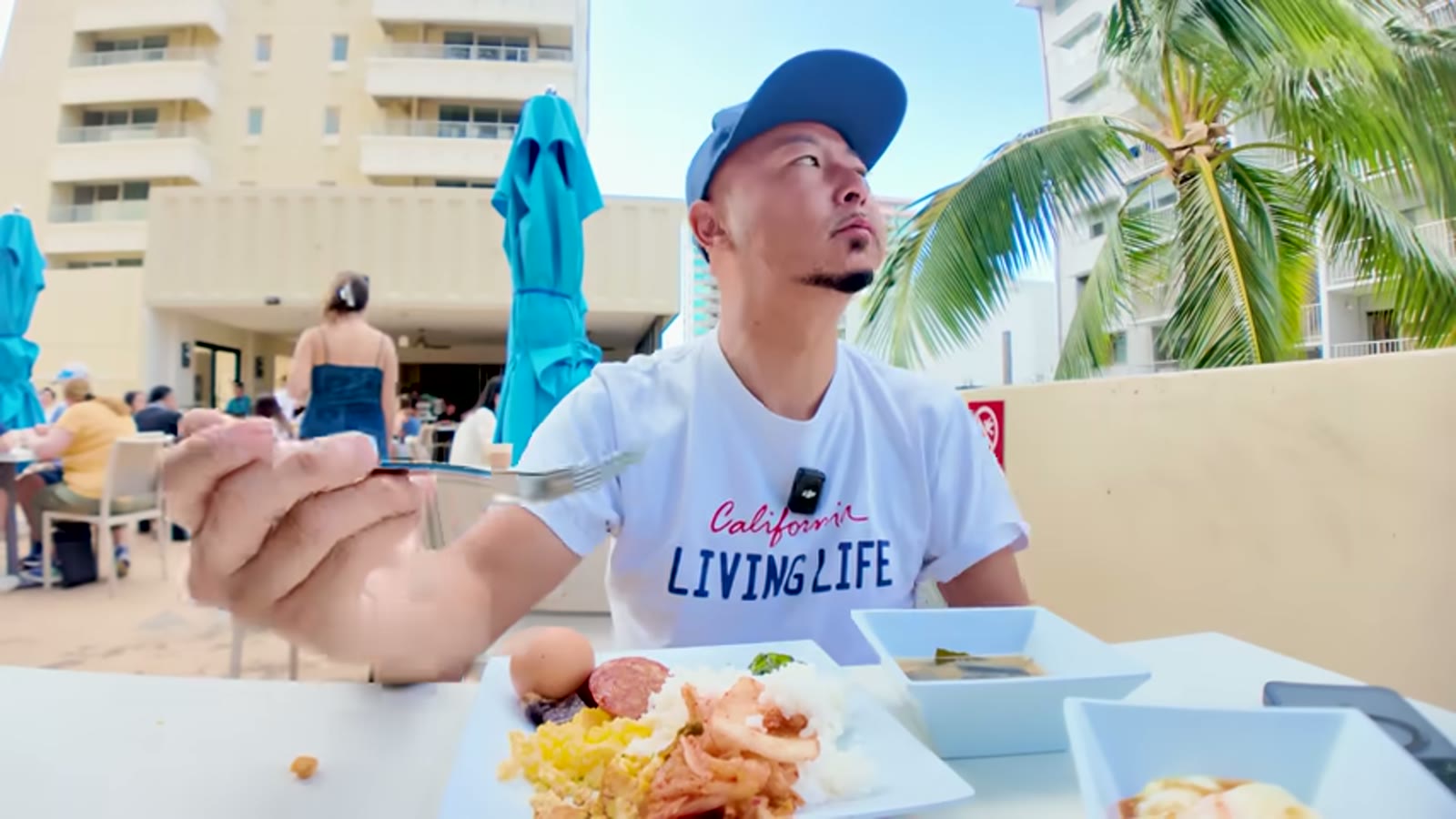味噌汁と白米を実食して感想を語る
