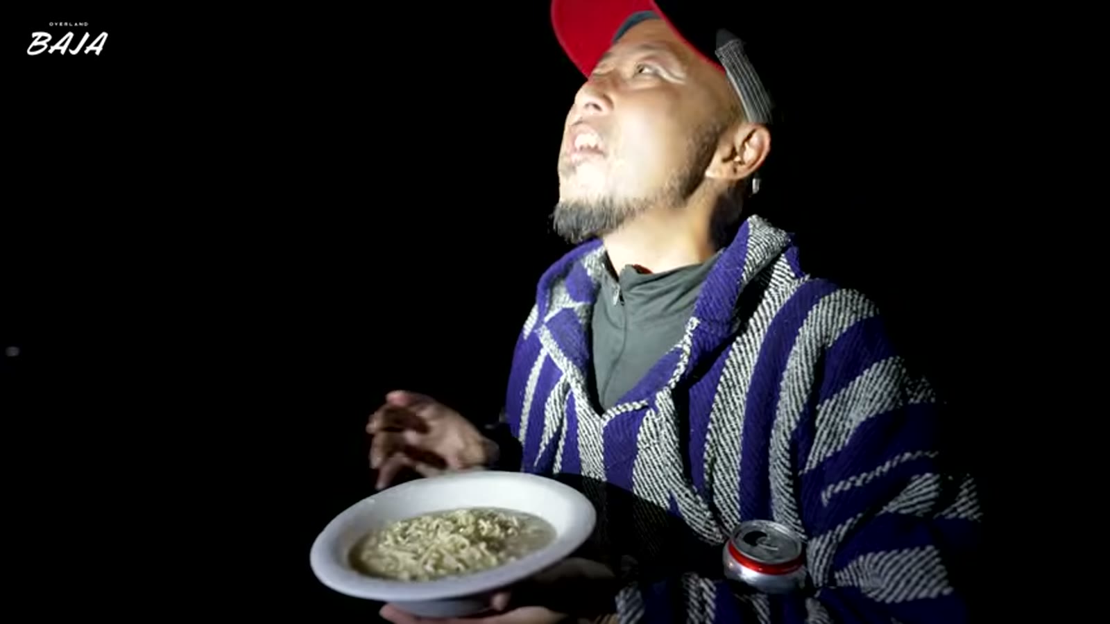 具材をたっぷりのせて実食する場面