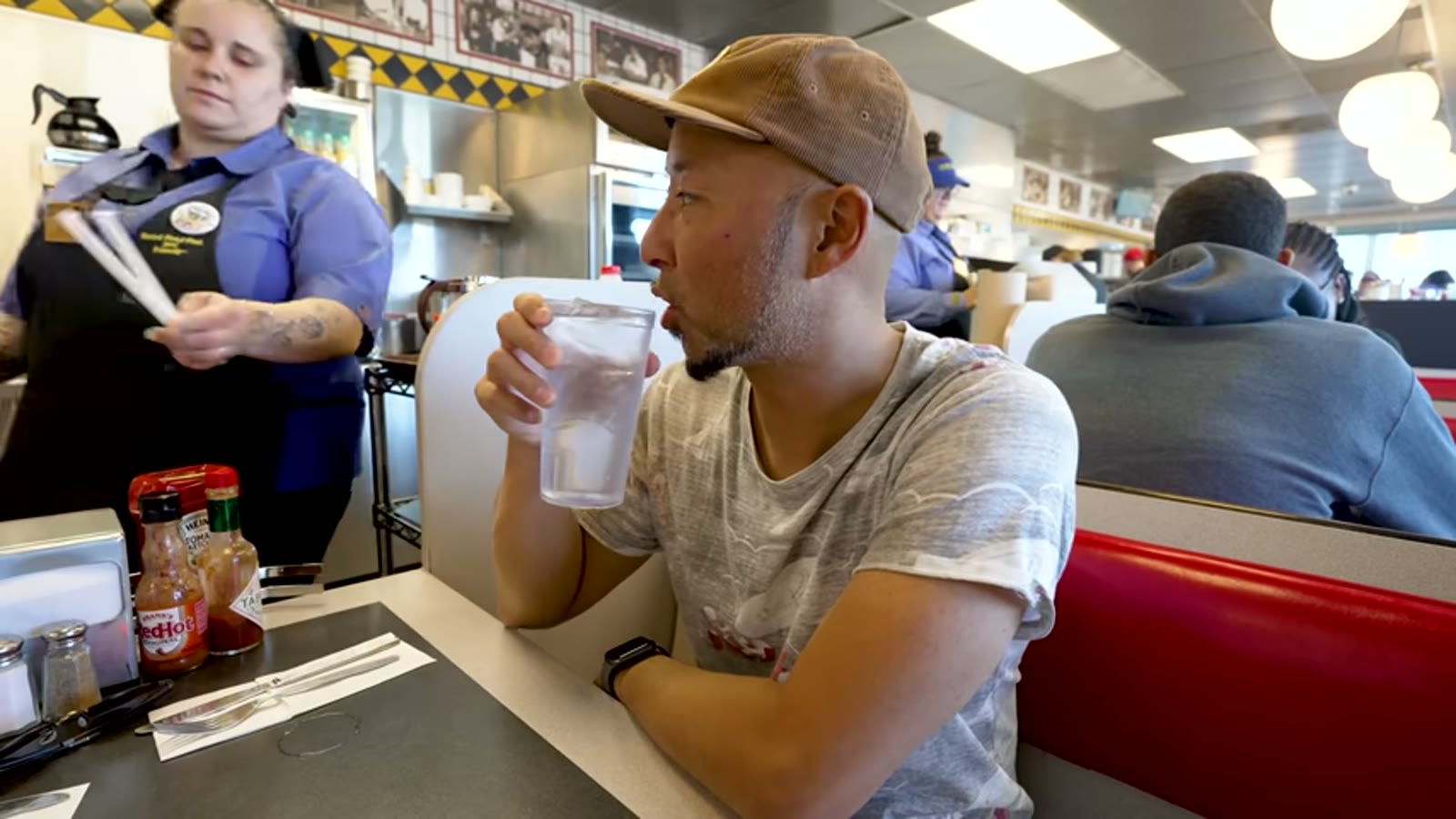 混み合う店内でワッフルを待つ様子