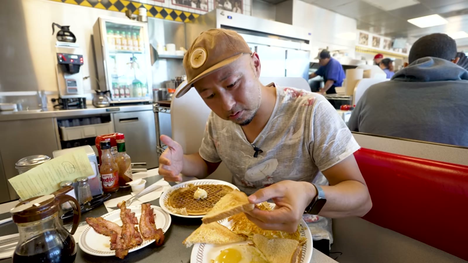 ワッフルにバターをたっぷりのせる瞬間