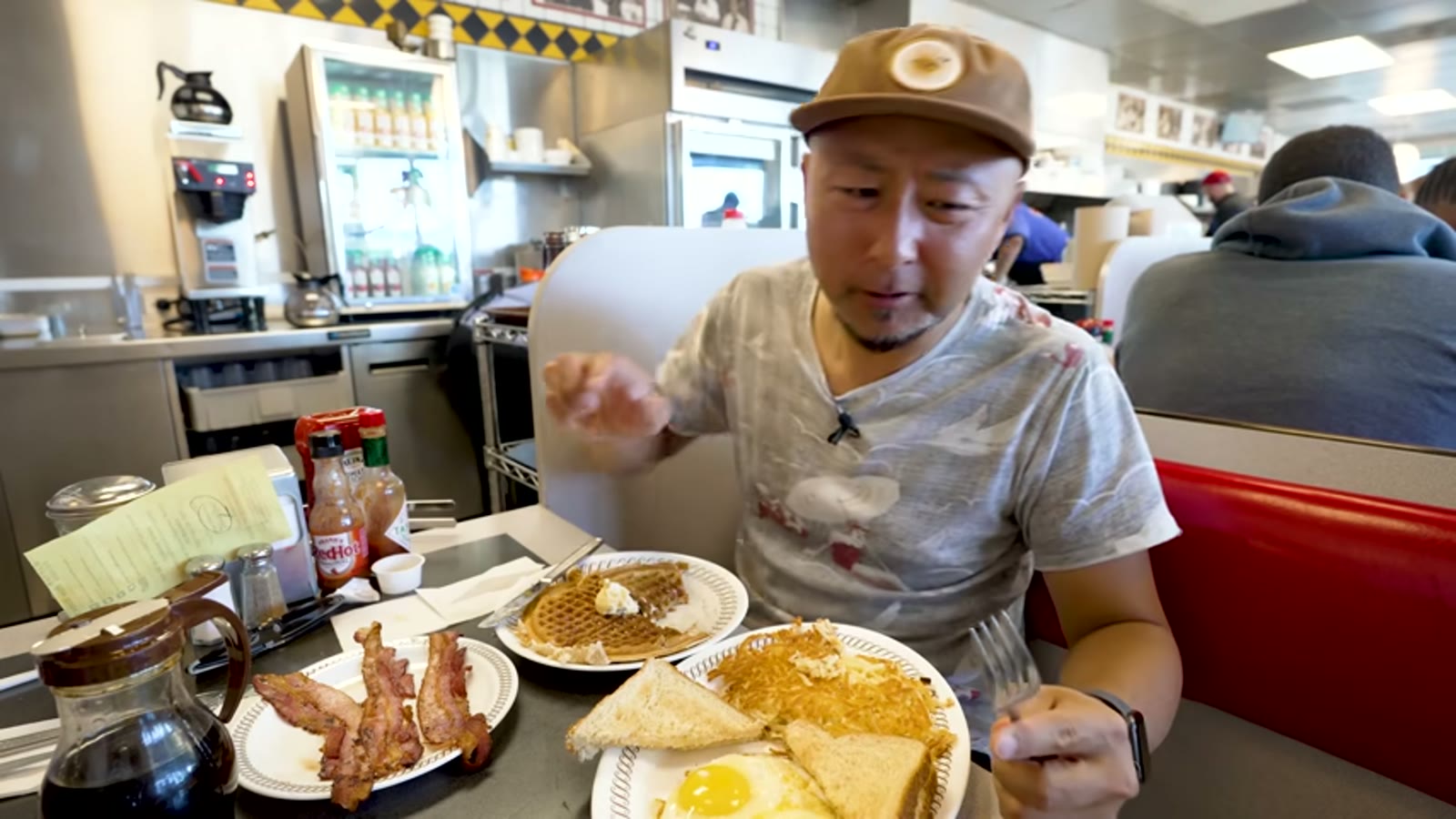 ベーコンと目玉焼きを重ねて実食