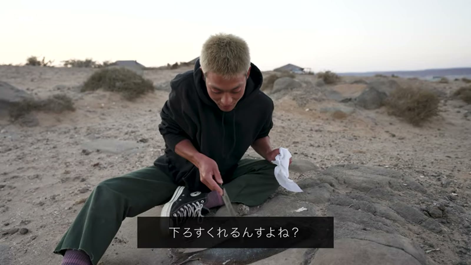 捌く前のヒラメとカレイが並んでいる