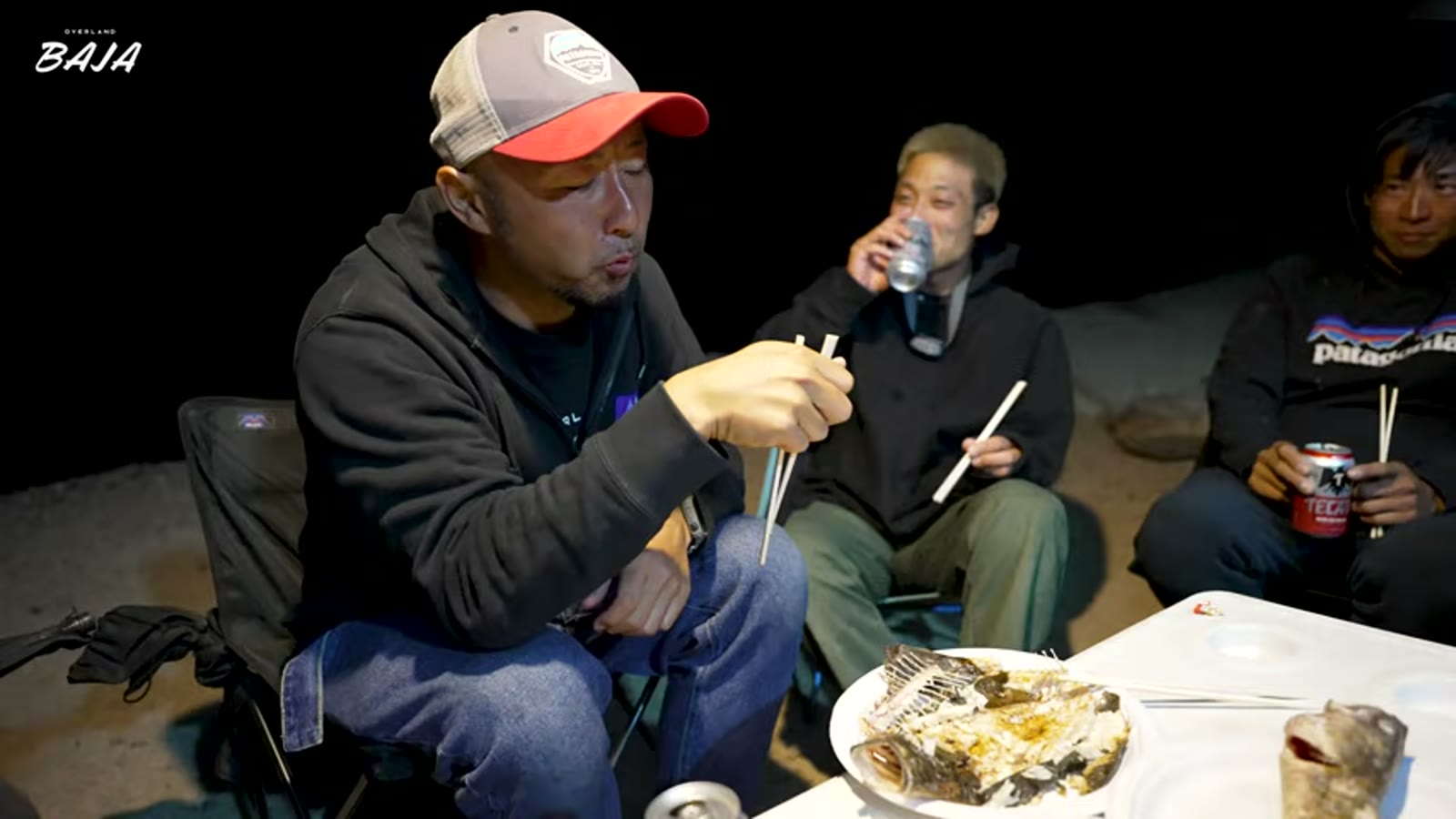 捌きたての刺身を味わう場面