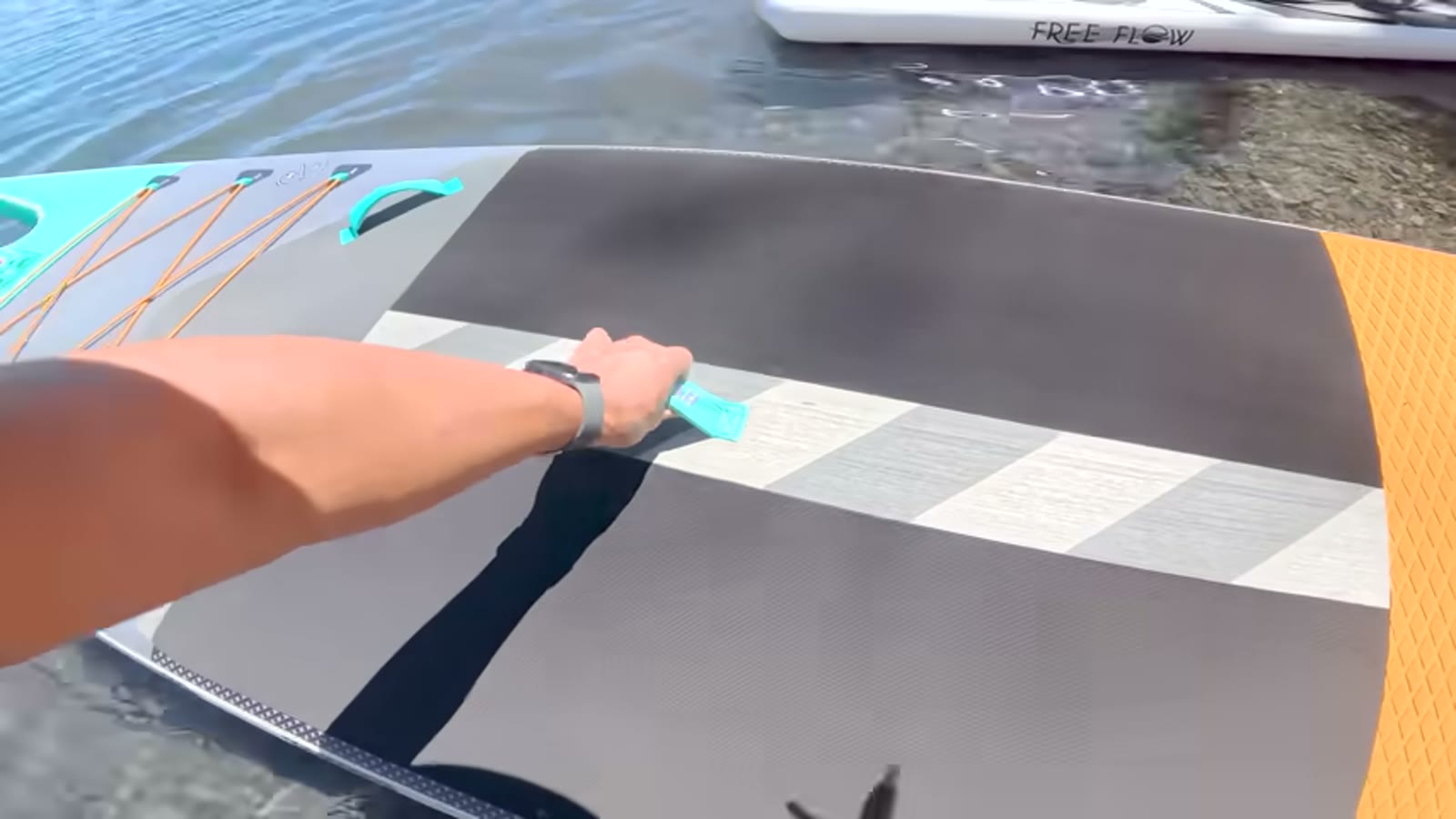 コンビクトレイクにSUPを浮かべて漕ぎ出す