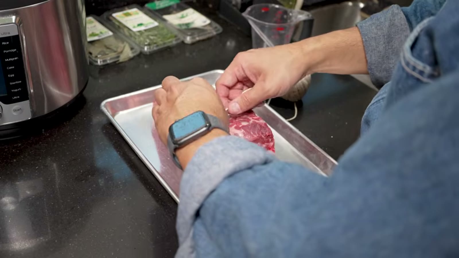 巨大なリブアイの塊肉を半分に切り分ける