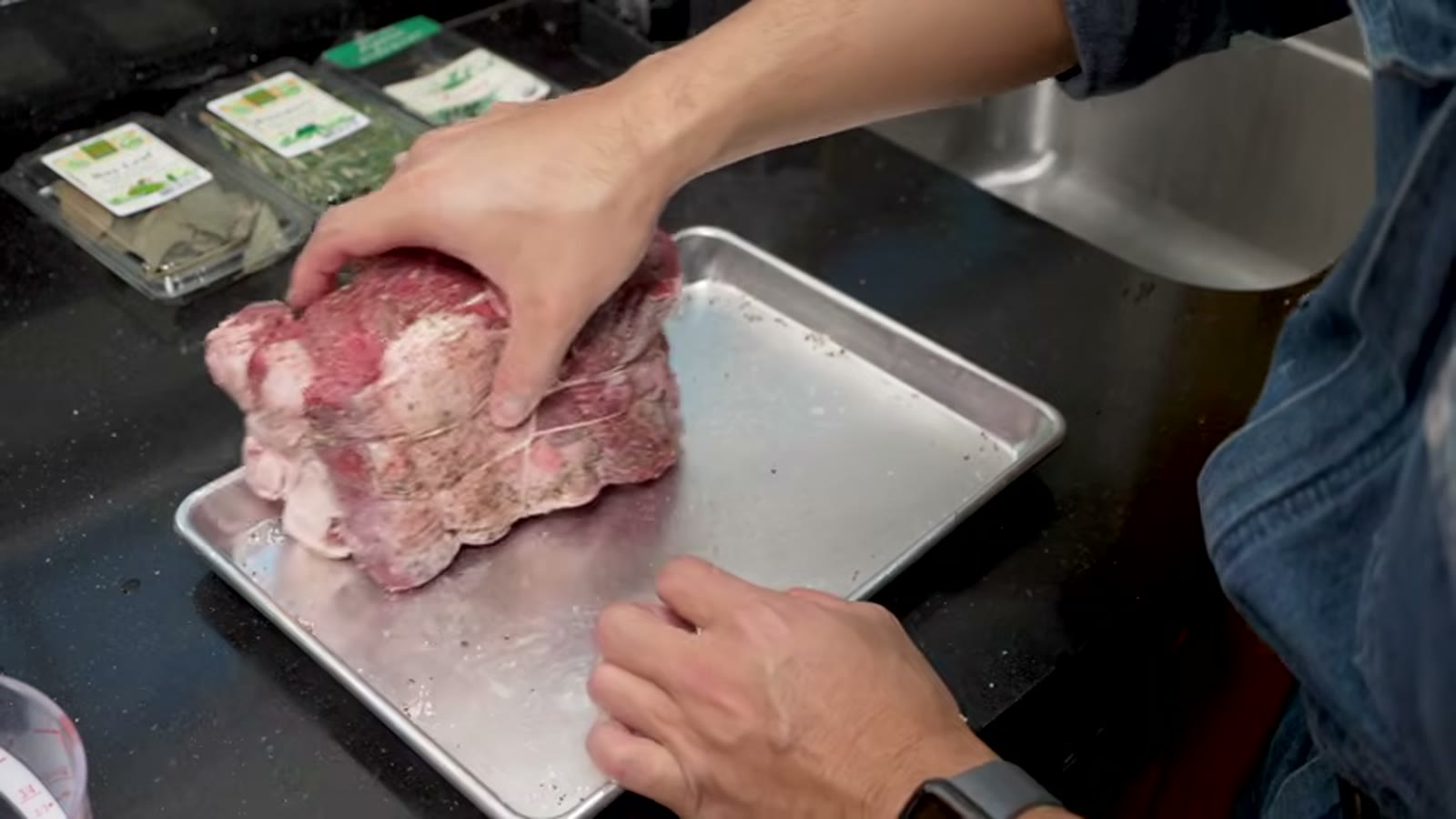 肉の表面にたっぷりの塩こしょうをすり込む