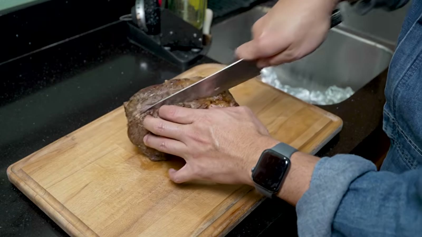 肉汁を使ってグレービーソースを仕上げる