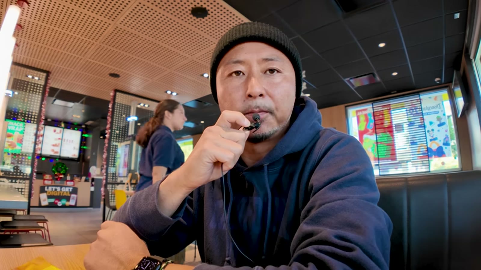マクドナルドのチーズバーガーを食べる様子