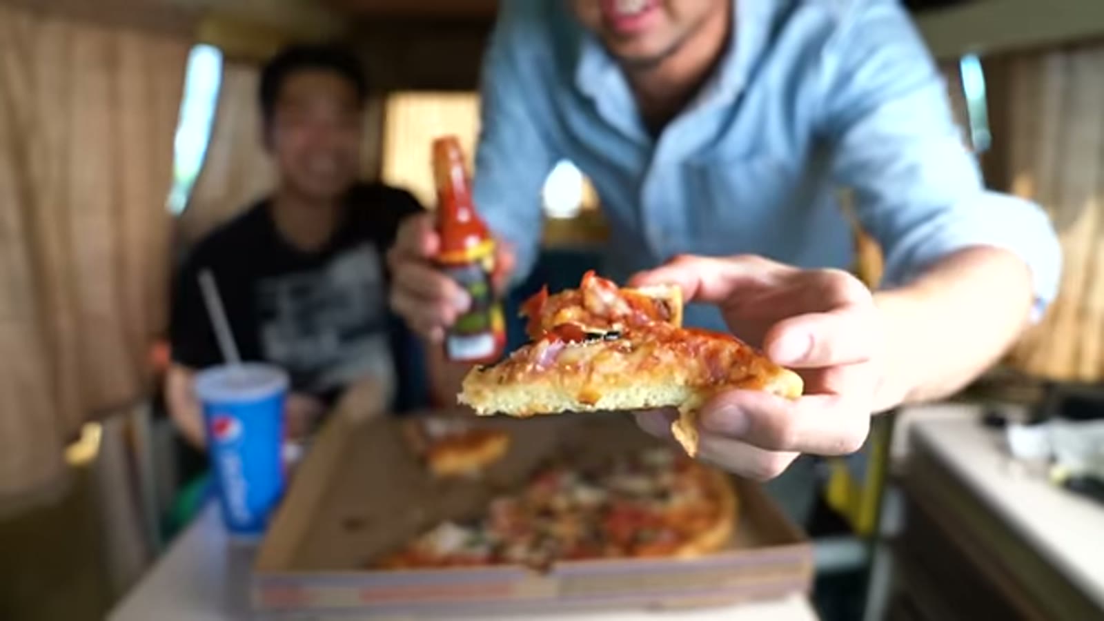 辛さに顔をしかめながら食べ進める