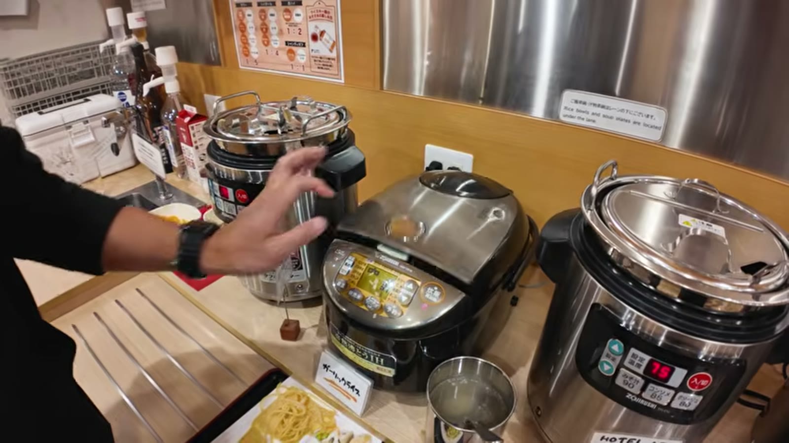 バイキング会場に並ぶ料理の数々