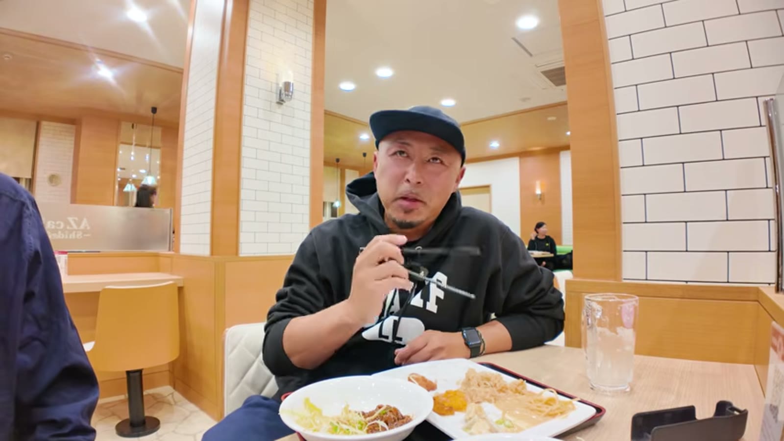 唐揚げやコロッケを取り分け中