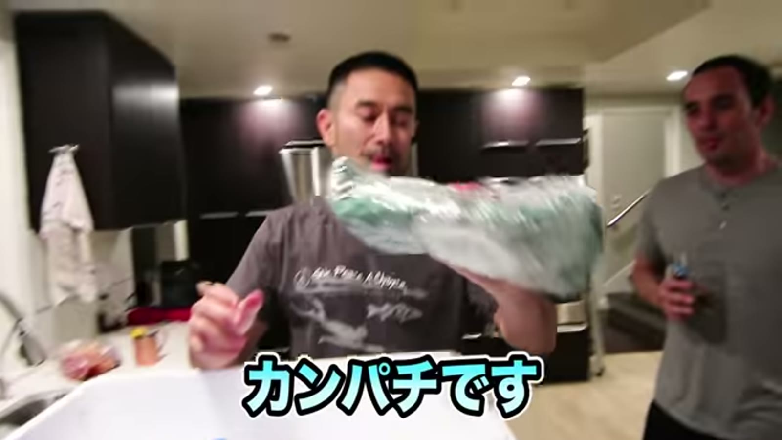 新しいグリルに火を入れる場面