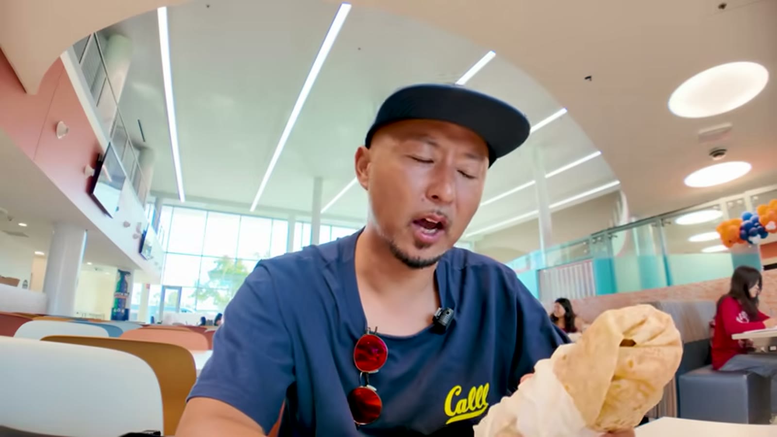 英語でスタッフに注文を伝える場面