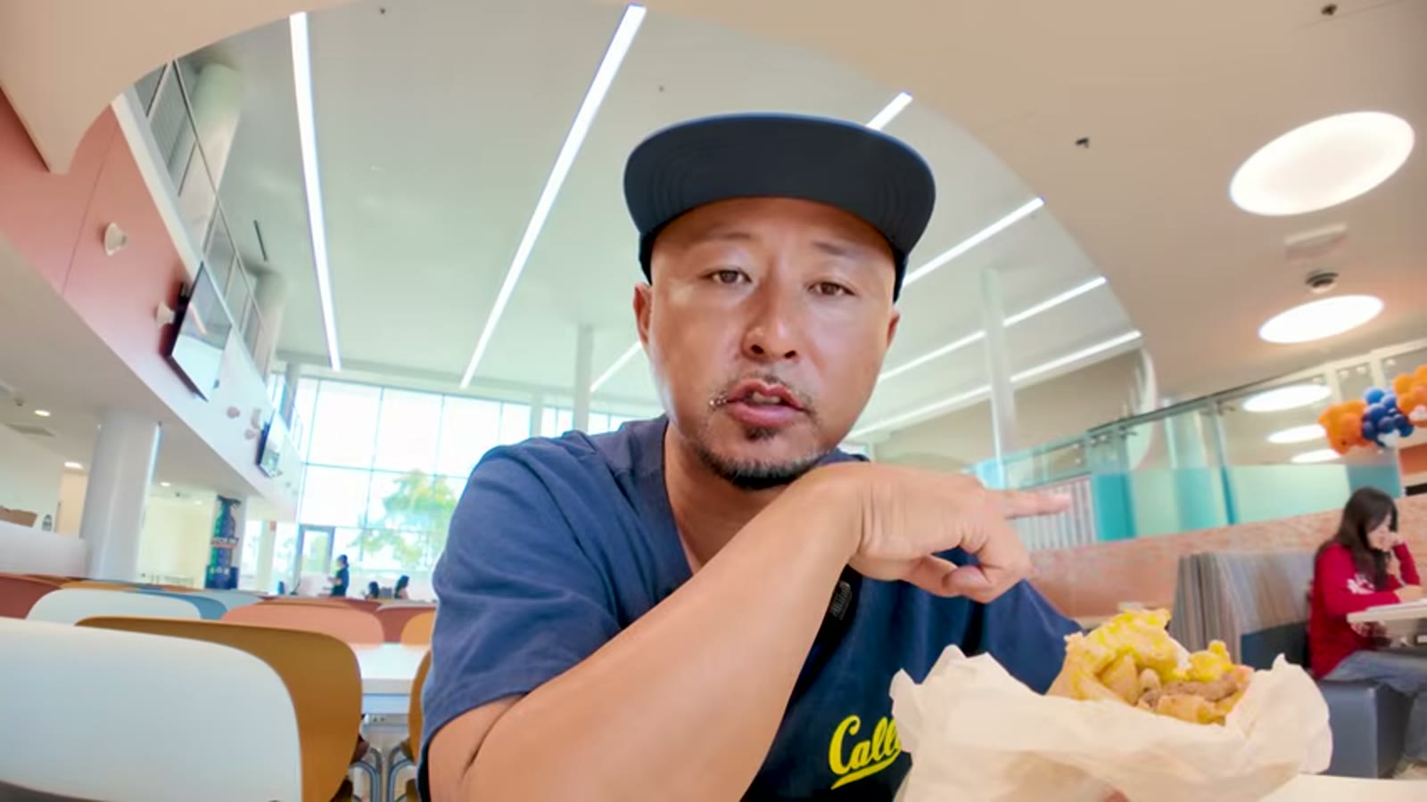 赤いソースのブリートを頬張る瞬間