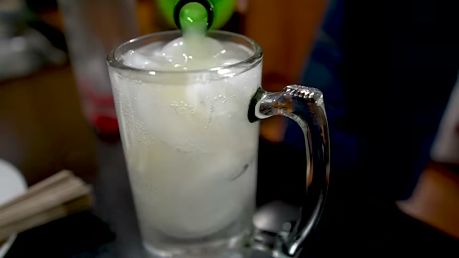 鶏肉を細かく切って下ごしらえする様子